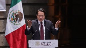 Mario Delgado anuncia aumento de 9 por ciento a sueldo de maestros