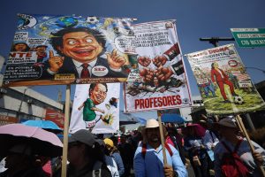 Miles de maestros marchan para exigir mejoras salariales en el Día del Maestro